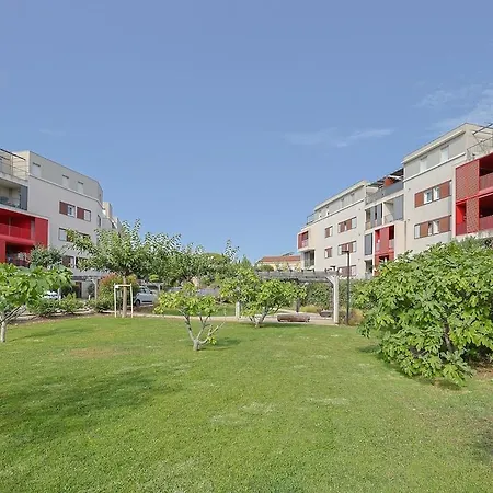 Air-conditioned South-facing شقة